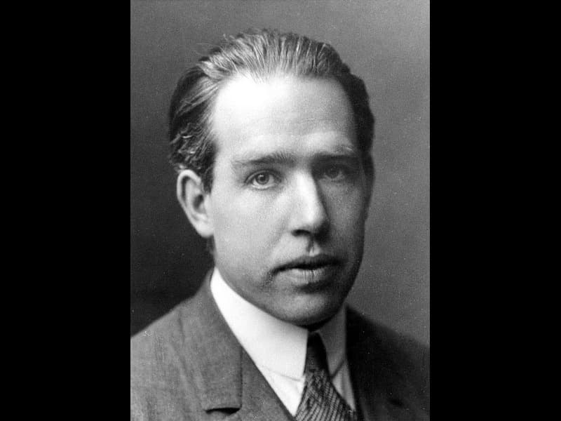 From Nobel Prizes to the Opera: October 7th's Historical Hits!