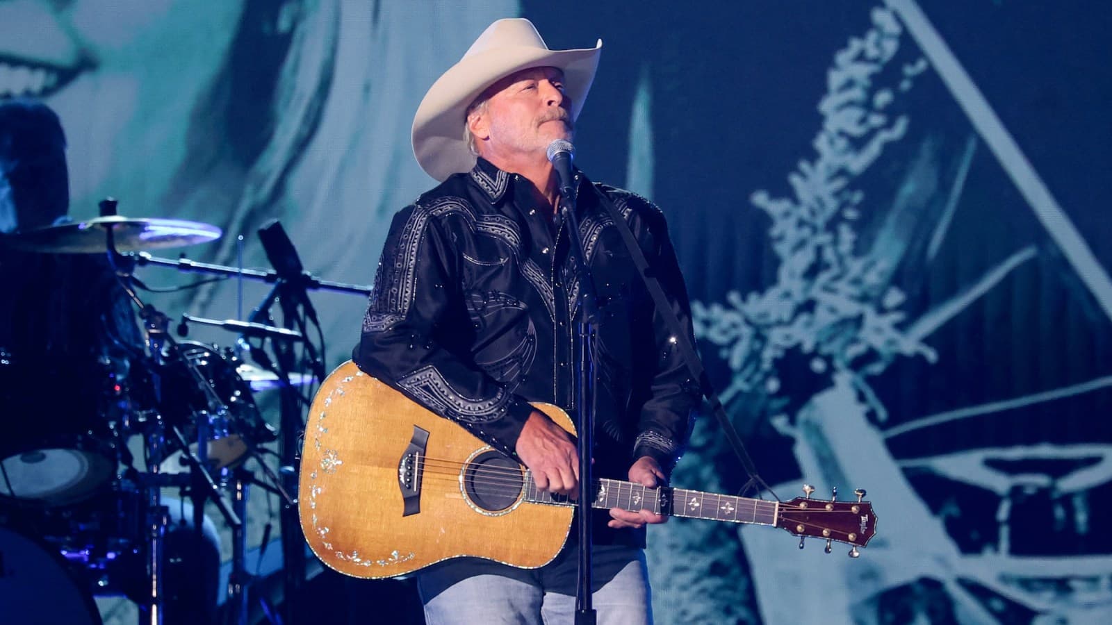 Alan Jackson's Final Bow: A Country Star's Grand Farewell in Nashville!