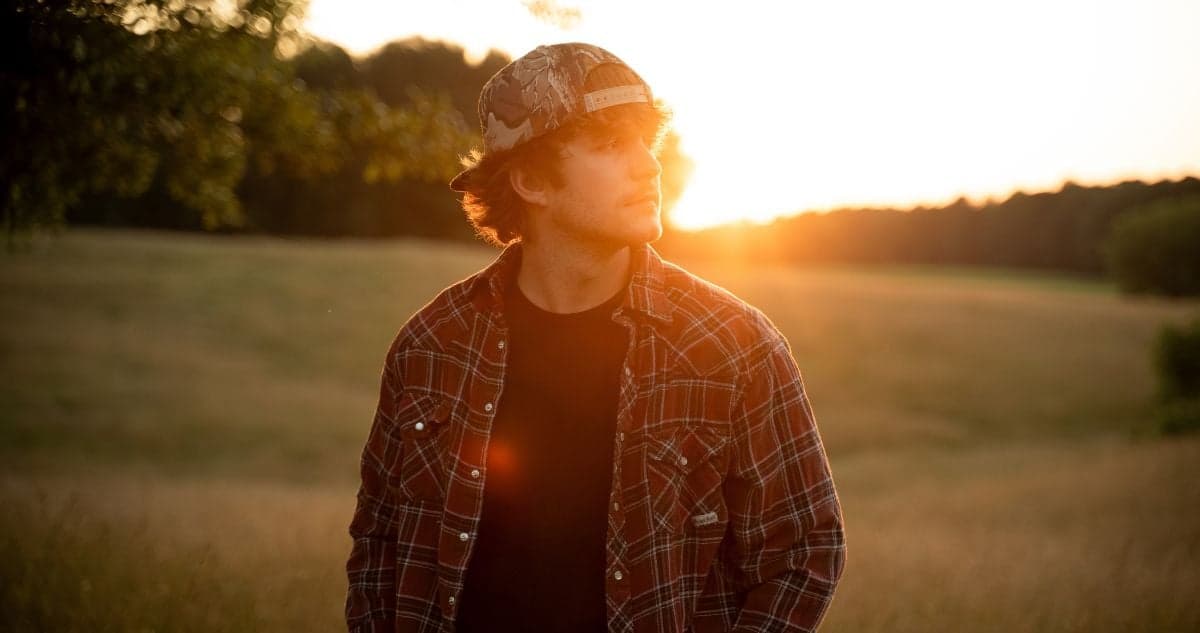 Noah Hicks Launches Major-Label Debut: Small Town Stories Take Center Stage