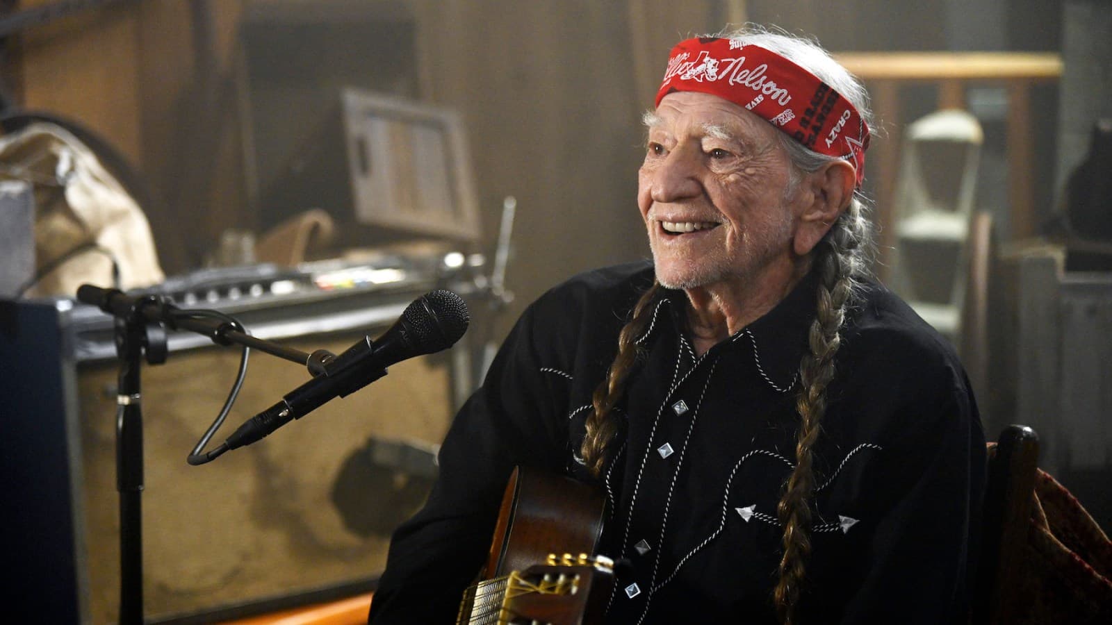 Willie Nelson: The Holiday Spirit Arrives Early with a New Christmas Love Song!