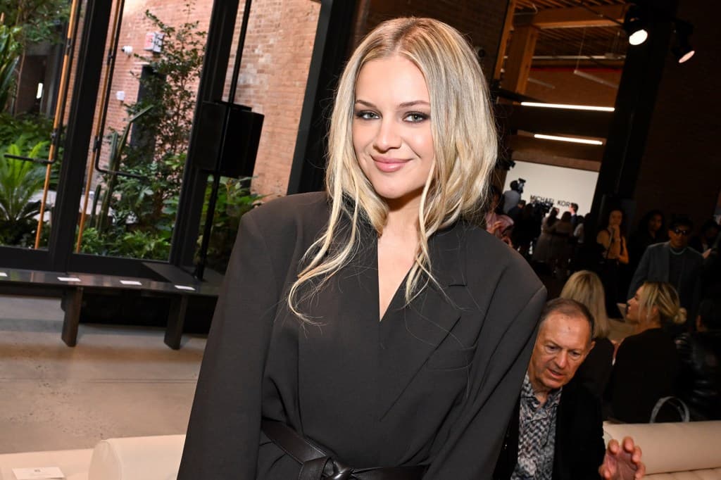 Kelsea Ballerini’s Post-Split Photo Dump: Hot Dogs, Porch Painting, and a New Lease on Life!