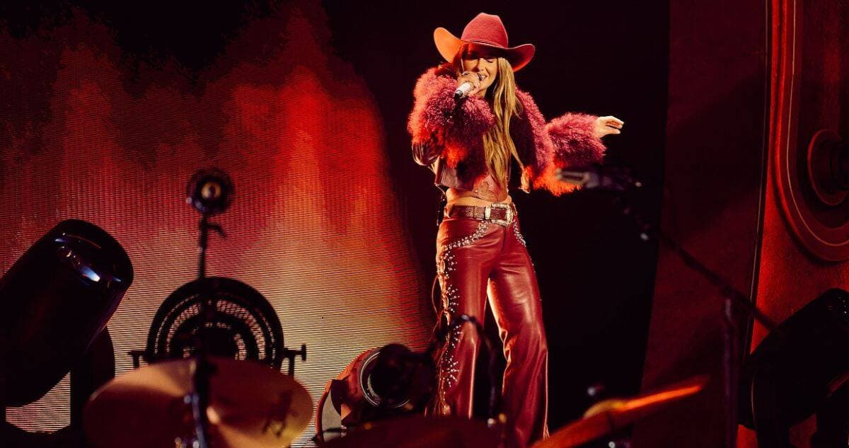 Lainey Wilson's Houston Comeback: Tears, Toilet Seats, and the Ultimate Fan Experience!