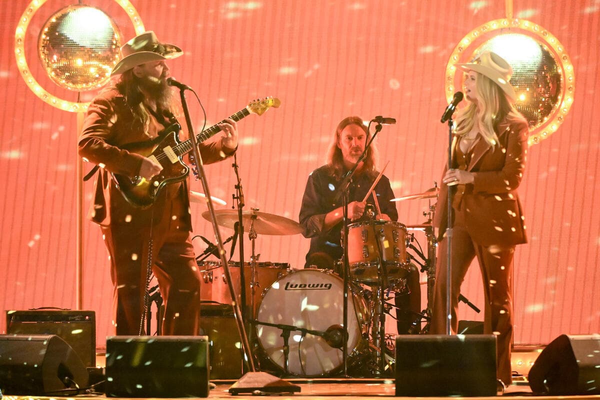 When Country Meets Disco: Chris Stapleton and Miranda Lambert Steal the Show at CMA Awards!