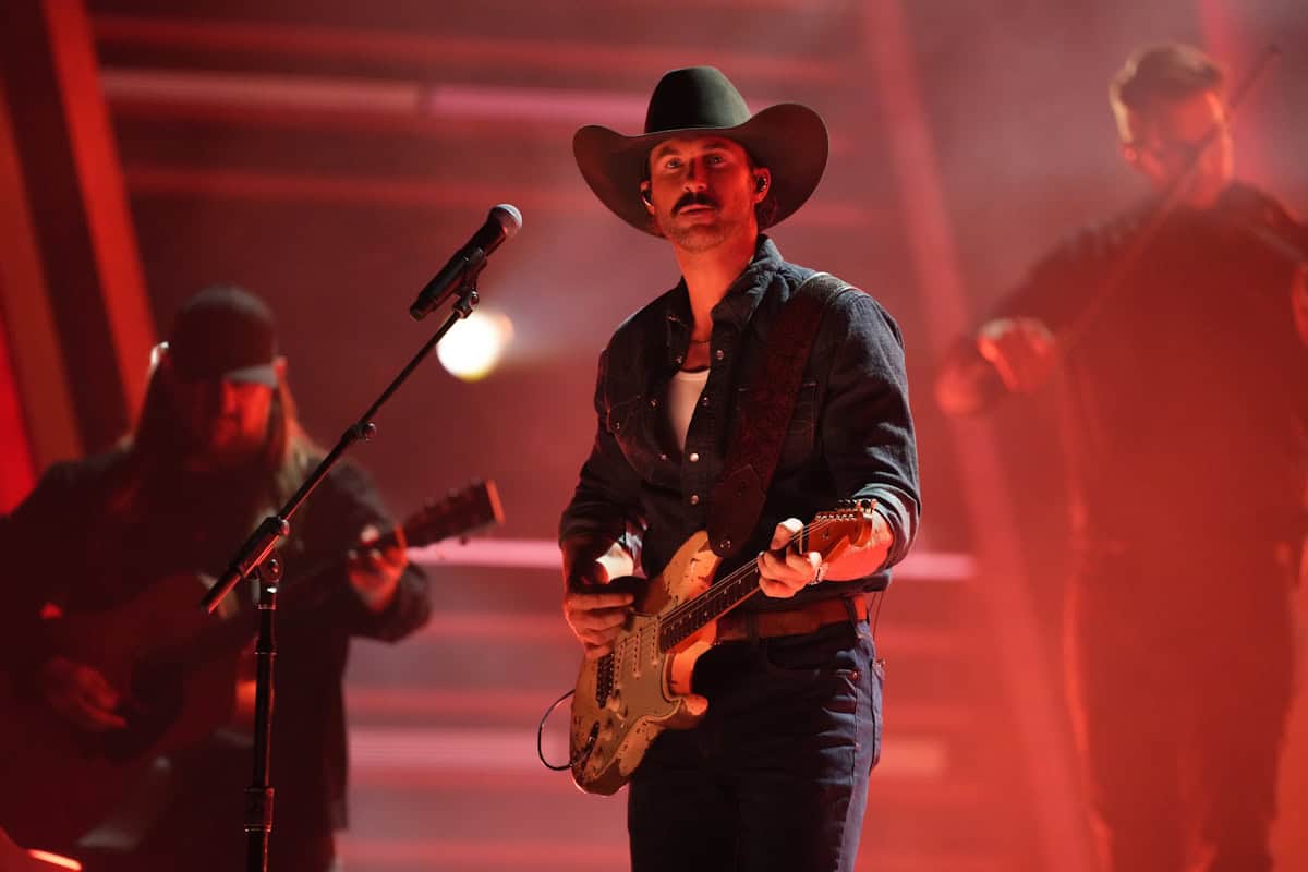 Riley Green Sets the CMA Awards Ablaze with His Steamy Performance of 'Worst Way'!