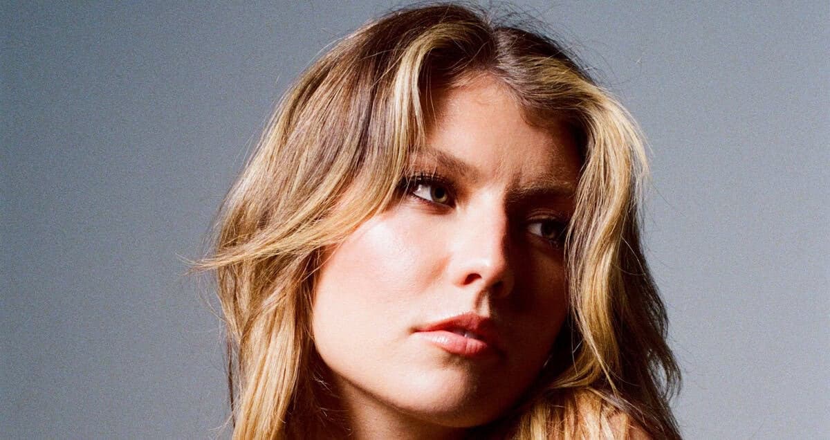 Dasha Takes a Bow: Celebrating a Billion-Stream Milestone in Country Music!