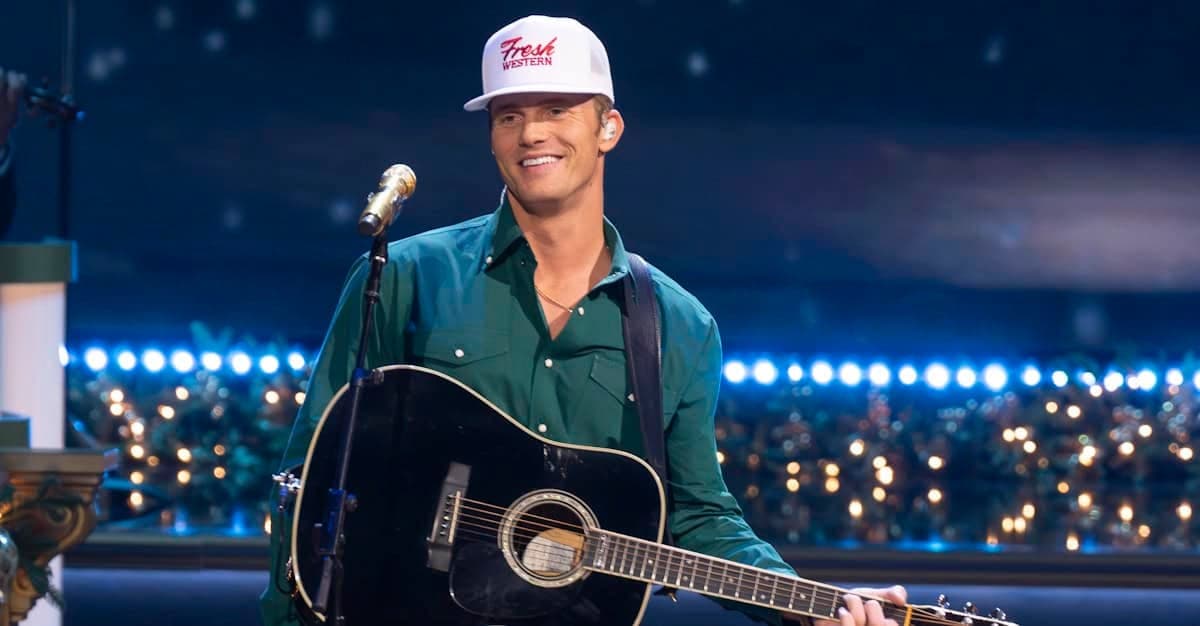 Jazzing Up Christmas: Parker McCollum’s Magical Debut at CMA Country Christmas!