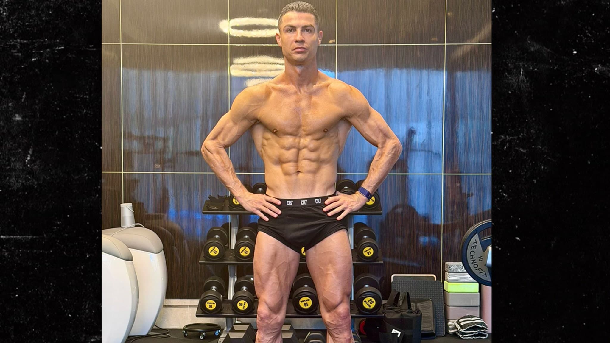 Ronaldo's Holiday Hustle: The Abs That Put Cookies to Shame!